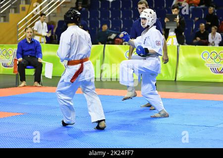 Orenburg, Russia - 5 marzo 2017: I giovani si sfidano nel karate al campionato regionale di Orenburg nelle arti marziali giapponesi Foto Stock