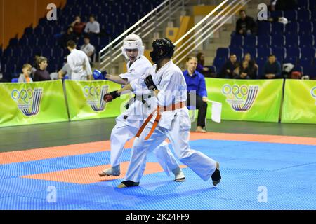 Orenburg, Russia - 5 marzo 2017: I giovani si sfidano nel karate al campionato regionale di Orenburg nelle arti marziali giapponesi Foto Stock