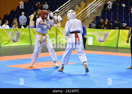 Orenburg, Russia - 5 marzo 2017: I giovani si sfidano nel karate al campionato regionale di Orenburg nelle arti marziali giapponesi Foto Stock