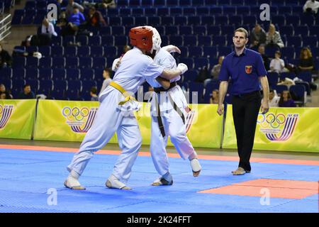 Orenburg, Russia - 5 marzo 2017: I giovani si sfidano nel karate al campionato regionale di Orenburg nelle arti marziali giapponesi Foto Stock