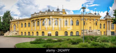 Budapest, Ungheria 21.08.2021. Bagno termale Szechenyi a Budapest, Ungheria, in una mattinata estiva soleggiata Foto Stock