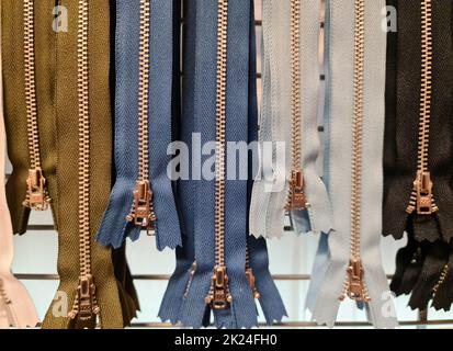 Molte zip in diversi colori Foto Stock