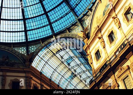 Milano, 25 settembre 2015: tetto di vetro di Vittorio Emanuele galleria per lo shopping a Milano. Foto Stock