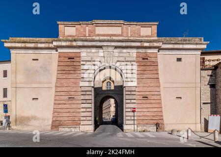 L'antica porta Romana, punto di accesso al centro storico di Todi, Perugia, Italia Foto Stock