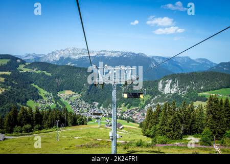 Seggiovia sopra il villaggio di la Clusaz in estate, Francia Foto Stock