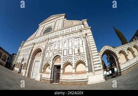 Firenze Italia. Gennaio 2022. Vista panoramica della facciata della chiesa di Santa Maria Novella nel centro storico della città. Foto Stock