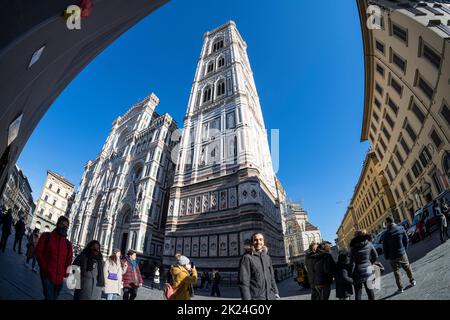 Firenze Italia. 2022 gennaio. Vista panoramica della Cattedrale di Santa Maria del Fiore del '200 conosciuta per la cupola di piastrelle rosse, la facciata in marmo colorato Foto Stock