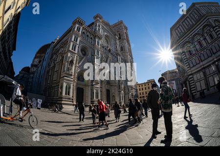 Firenze Italia. 2022 gennaio. Vista panoramica della Cattedrale di Santa Maria del Fiore del '200 conosciuta per la cupola di piastrelle rosse, la facciata in marmo colorato Foto Stock