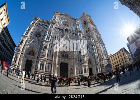 Firenze Italia. 2022 gennaio. Vista panoramica della Cattedrale di Santa Maria del Fiore del '200 conosciuta per la cupola di piastrelle rosse, la facciata in marmo colorato Foto Stock