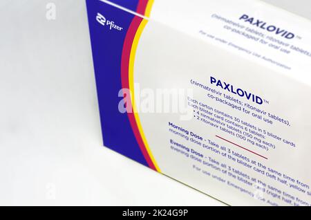 New York, USA, Gennaio 2022: Pfizer Covid-19 Paxlovid scatola di trattamento isolato su uno sfondo bianco. Salute e prevenzione. Foto Stock