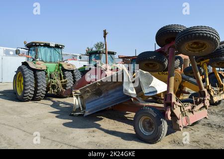 Russia, Temryuk - 15 Luglio 2015: pianificatore della livellatrice. Un riavvolgitore con un rimorchio livellatrice Foto Stock