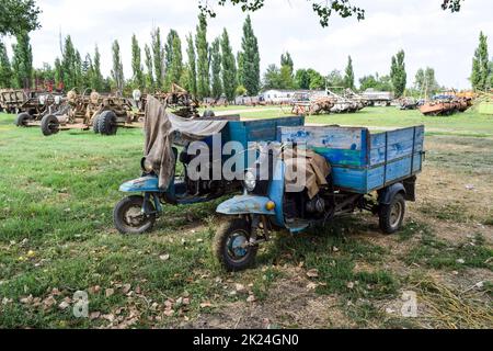 Scooter ant. Il vecchio motore sovietico di scooter a tre ruote con un carrello. Sovietica triciclo cargo scooter Muravey Ant Foto Stock