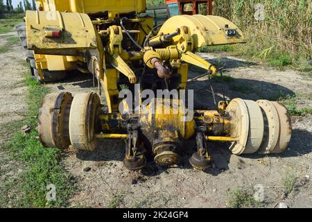 La metà posteriore di un trattore grande. Smontate il trattore. Grande trattore giallo. Vecchia Unione Sovietica di macchinari agricoli. Foto Stock