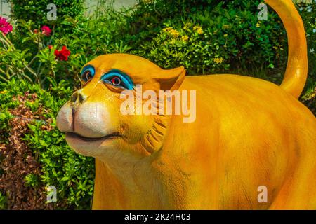 Bella statua di scimmia in sorprendente colorato Wat Don Mueang Phra Arramluang tempio buddista a Bangkok Thailandia. Foto Stock