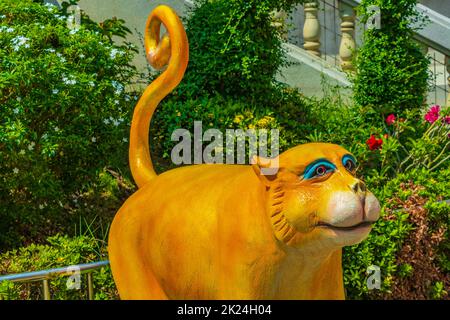 Bella statua di scimmia in sorprendente colorato Wat Don Mueang Phra Arramluang tempio buddista a Bangkok Thailandia. Foto Stock