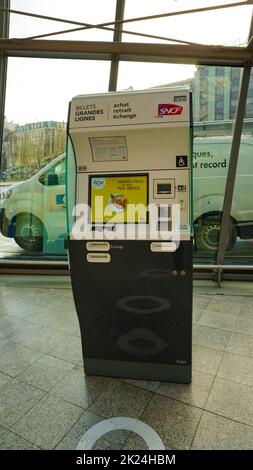 Strasburgo, Alsazia, Francia - 30 dicembre 2021: sncf macchina per l'acquisto di biglietti ferroviari alla stazione francese di Strasburgo, Alsazia, Francia il 30 dicembre 2021 Foto Stock