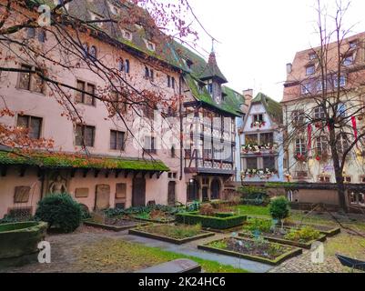 Strasburgo, Alsazia, Francia - 30 dicembre 2021: Strade e facciate di case, tradizionalmente decorate con giocattoli e orsacchiotti per Natale in medi Foto Stock