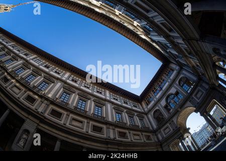 Firenze, Italia. Gennaio 2022. Vista fisheye del Palazzo uffizi nel centro storico della città Foto Stock