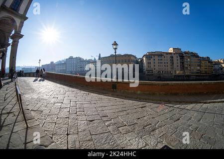 Firenze, Italia. Gennaio 2022. Vista fisheye del lungarno nel centro storico della città Foto Stock