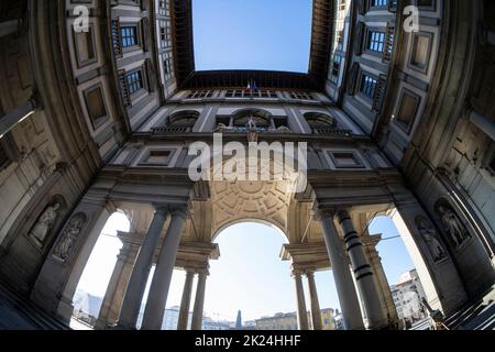 Firenze, Italia. Gennaio 2022. Vista fisheye del Palazzo uffizi nel centro storico della città Foto Stock