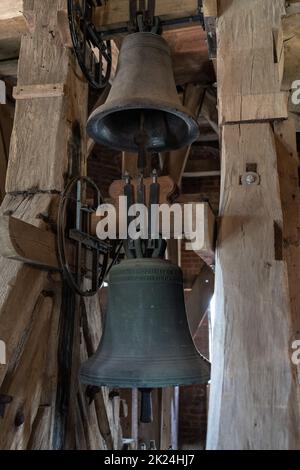 GREIFSWALD, GERMANIA - 31 LUGLIO 2021: Campane nella Chiesa evangelica di San Nicola. La chiesa principale e sede del vescovo della evangelica Pomerania Foto Stock