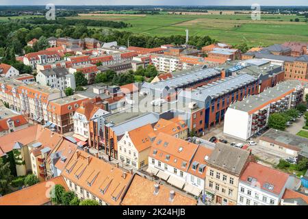 GREIFSWALD, GERMANIA - 31 LUGLIO 2021: Vista sulla città vecchia dalla mosca della cattedrale di San Nicola. Università e città anseatica di Greifswald è una città in t Foto Stock