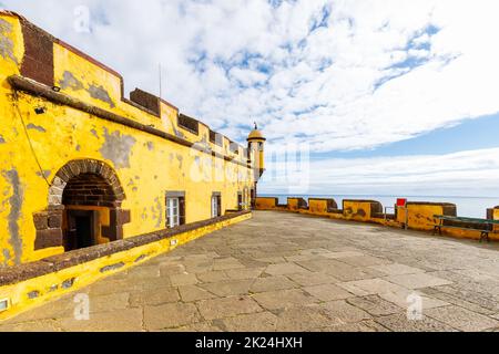 Funchal, Madeira, Portogallo - 27 dicembre 2021: Vista del castello fortificato di Sao Tiago che domina la città e l'oceano Atlantico in una giornata d'inverno Foto Stock