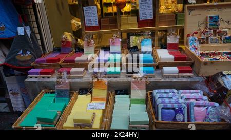 Colmar, Francia - 30 dicembre 2021: Saponette colorate a mano all'olio d'oliva esposte in uno stand del mercato. La famosa ricetta del sapone di Marsiglia ha 600 anni Foto Stock