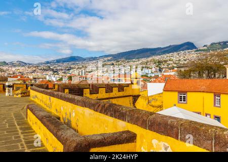 Funchal, Madeira, Portogallo - 27 dicembre 2021: Vista del castello fortificato di Sao Tiago che domina la città e l'oceano Atlantico in una giornata d'inverno Foto Stock