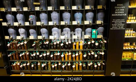 Baden-Baden, Germania - 29 dicembre 2021: Esposizione di vari liquori in un supermercato tedesco. Foto Stock