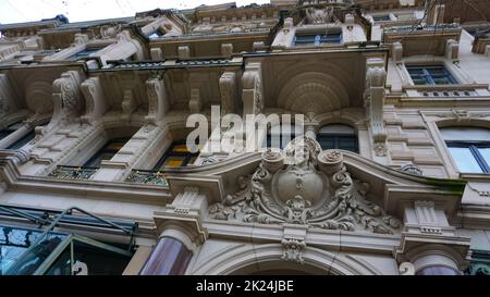 Baden-Baden, Germania - 29 dicembre 2021: Edifici storici nel famoso centro storico di Baden-Baden Foto Stock