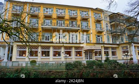 Baden-Baden, Germania - 29 dicembre 2021: Edifici storici nel famoso centro storico di Baden-Baden Foto Stock