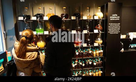 Baden-Baden, Germania - 29 dicembre 2021: Esposizione di vari liquori in un supermercato tedesco. Foto Stock