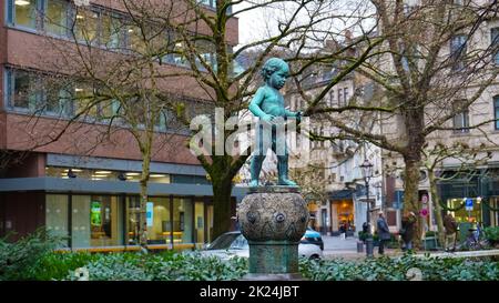 Baden-Baden, Germania - 29 dicembre 2021: Edifici storici nel famoso centro storico di Baden-Baden Foto Stock