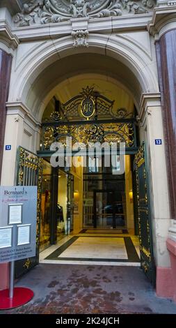 Baden-Baden, Germania - 29 dicembre 2021: Edifici storici nel famoso centro storico di Baden-Baden Foto Stock