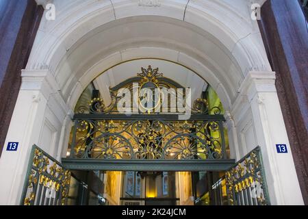 Baden-Baden, Germania - 29 dicembre 2021: Edifici storici nel famoso centro storico di Baden-Baden Foto Stock