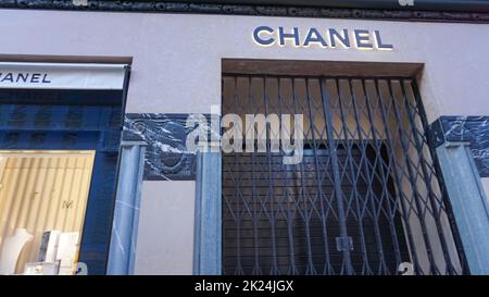 Parigi, Francia - 01 gennaio 2022: Chanel negozio in Place Vendome. Place Vendome è rinomata per i suoi negozi alla moda e di lusso e gli hotel come il Foto Stock