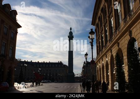 Parigi, Francia - 01 gennaio 2022: Persone che si avvicinano a Place Vendome, che è stato stabilito nel 1702. La colonna originale Vendome al centro della piazza Foto Stock