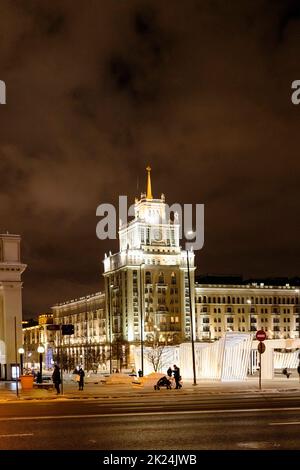 Mosca, Russia - 2 febbraio 2022: Vista su Piazza Triumfalnaya e sull'alto edificio illuminato dell'hotel Pekin da Via Tverskaya nel centro di Mosco Foto Stock