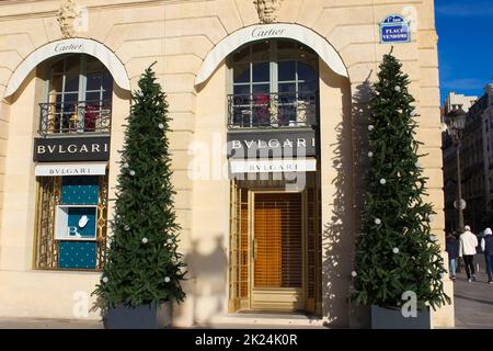 Parigi, Francia - 01 gennaio 2022: Negozio Bulgari in Place Vendome a Parigi. Bulgari è un marchio italiano di gioielleria e prodotti di lusso. Foto Stock