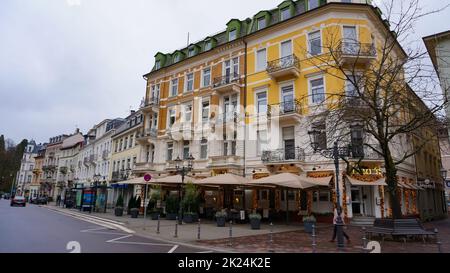 Baden-Baden, Germania - 29 dicembre 2021: Edifici storici nel famoso centro storico di Baden-Baden Foto Stock