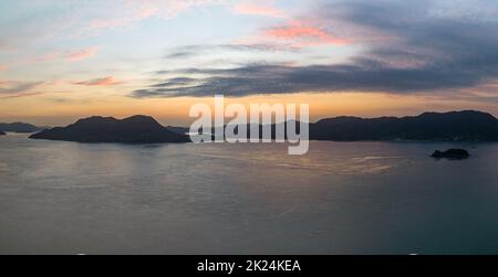 Vista panoramica del paesaggio costiero delle isole prima dell'alba Foto Stock