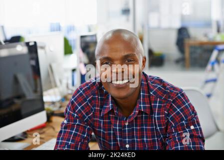 Im il designer youve era alla ricerca. Un giovane designer in ufficio. Foto Stock