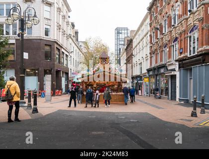 Birmingham, UK, novembre 2018 - bancarelle di legno del mercato tedesco di Natale a Victoria Square, Birmingham, Regno Unito Foto Stock