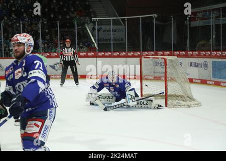 Torwart Goalie Joacim Eriksson (SERC Wild Wings) ist chancenlos, die Scheibe zappelt nach einem Schuß von Riley Sheen (Bietigheim Steelers) erneut im Foto Stock