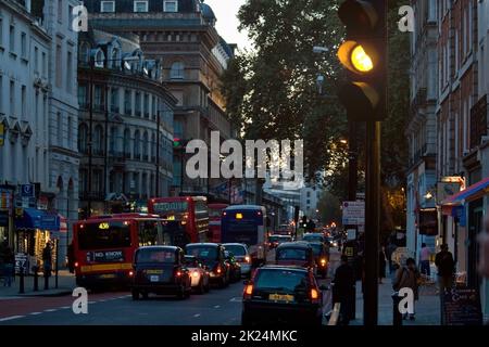 London, Regno Unito - Novembre 18th, 2006: tipico pomeriggio il traffico nella capitale britannica, pesante ma non tenere premuto verso l'alto. Per la maggior parte i taxi e gli autobus guida, vetture mus Foto Stock