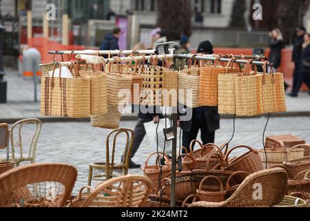 Einkaufskörbe auf einem Markt a Wien, Österreich - cestini in un mercato pubblico a Vienna, Austria Foto Stock