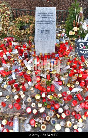 Gedenkstein für die Opfer des Terroranschlags a Wien am 2. Novembre 2020, Österreich - pietra commemorativa per le vittime dell'attacco terroristico a Vien Foto Stock