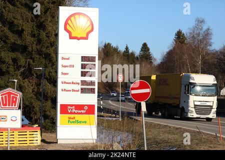 Spritpreise in Deutschland auf Rekord-Hoch. Der Krieg in der Ukraine trebt die Spritpreise auf ein neues Rekordhoch. Vielerorts kostet der Liter Dies Foto Stock