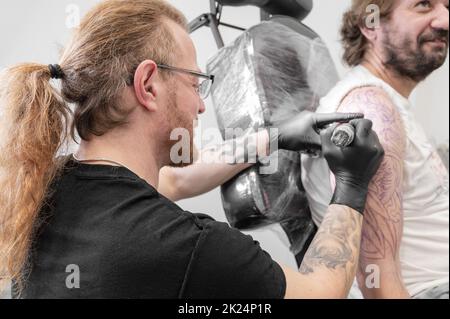 Tatuaggio salone. Primo piano di un artista Tattoo che lavora. Tatuaggio artista fare tatuaggio in studio. Fotografia di alta qualità. Foto Stock